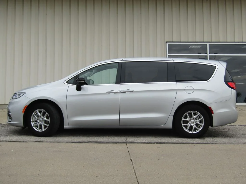 Used 2024 Silver Chrysler Touring L image 11