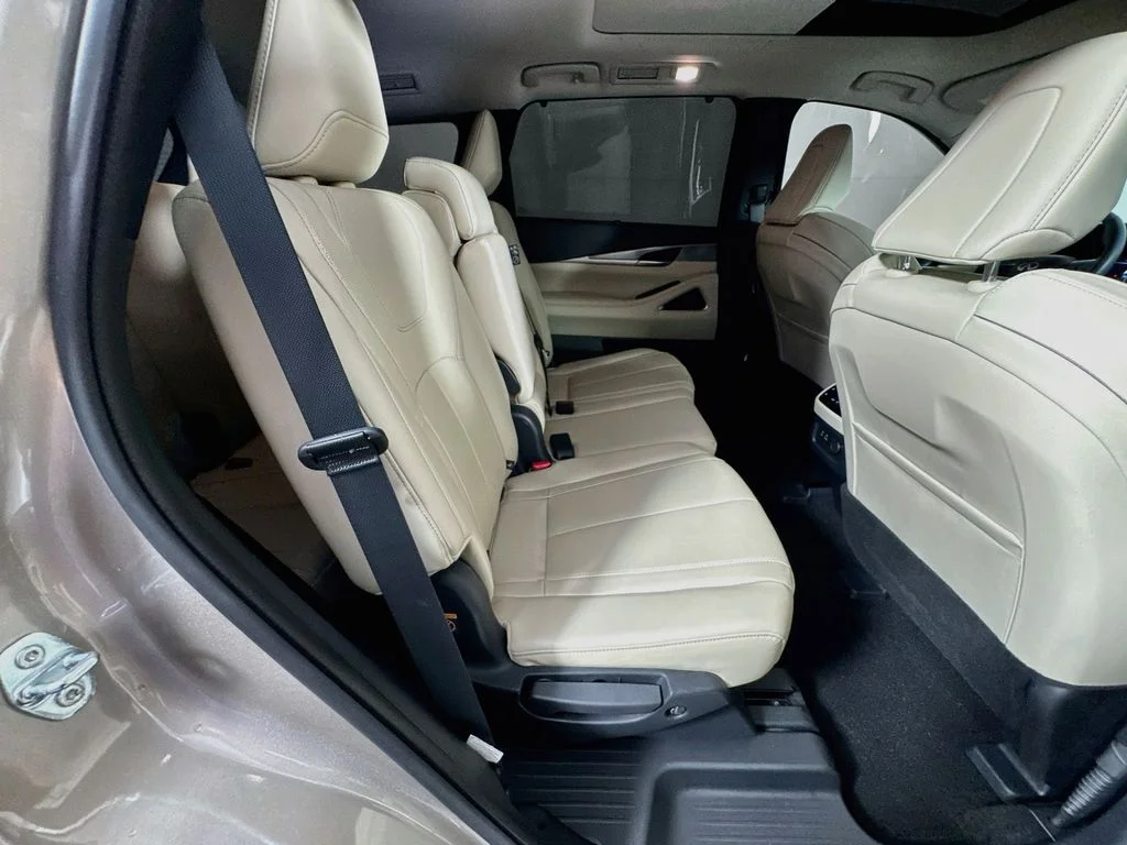 Certified Used 2024 Silver INFINITI LUXE image 39