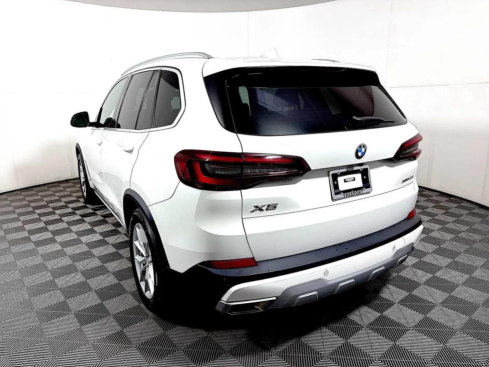 Certified Used 2023 Mineral White Metallic BMW xDrive40i image 5