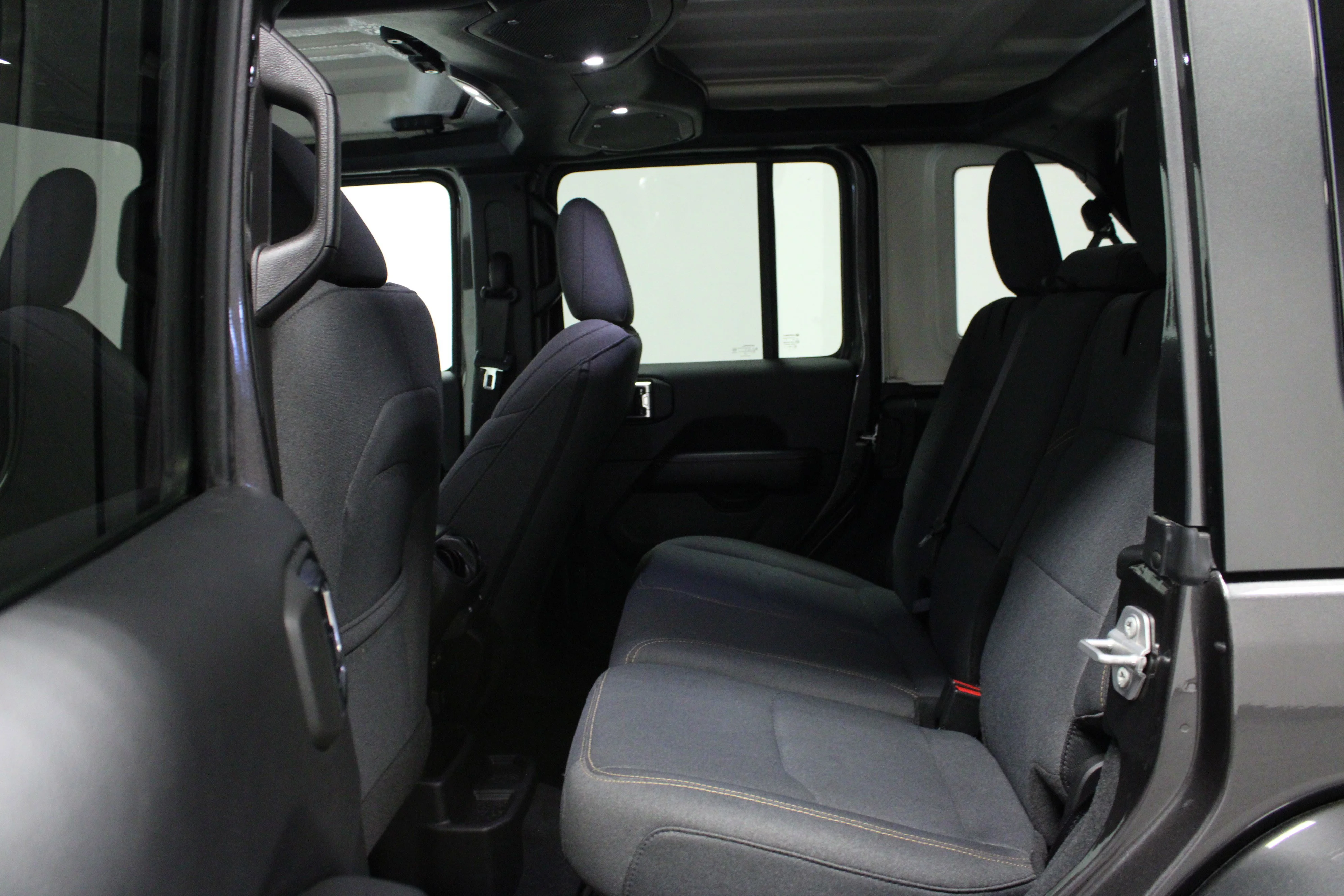 Used 2025 Granite Crystal Metallic Clearcoat Jeep Sahara image 13