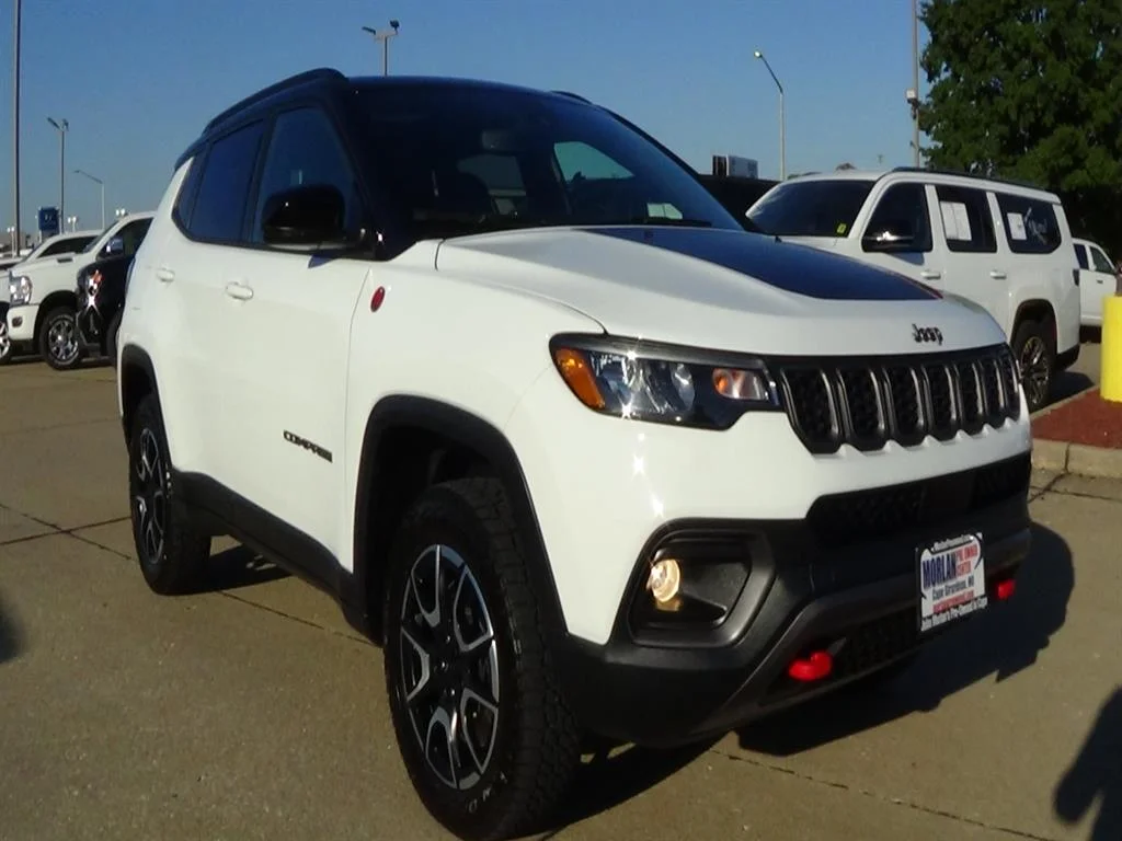 Used 2024 Bright White Clear Coat (pw7) Jeep Trailhawk image 4