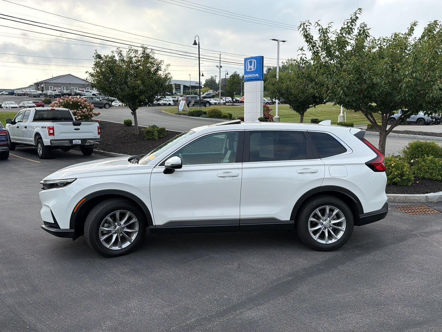 Used 2024 Platinum White Pearl Honda EX image 4