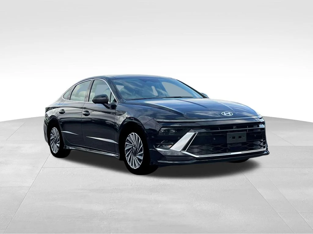 Used 2025 Black Hyundai Limited image 12