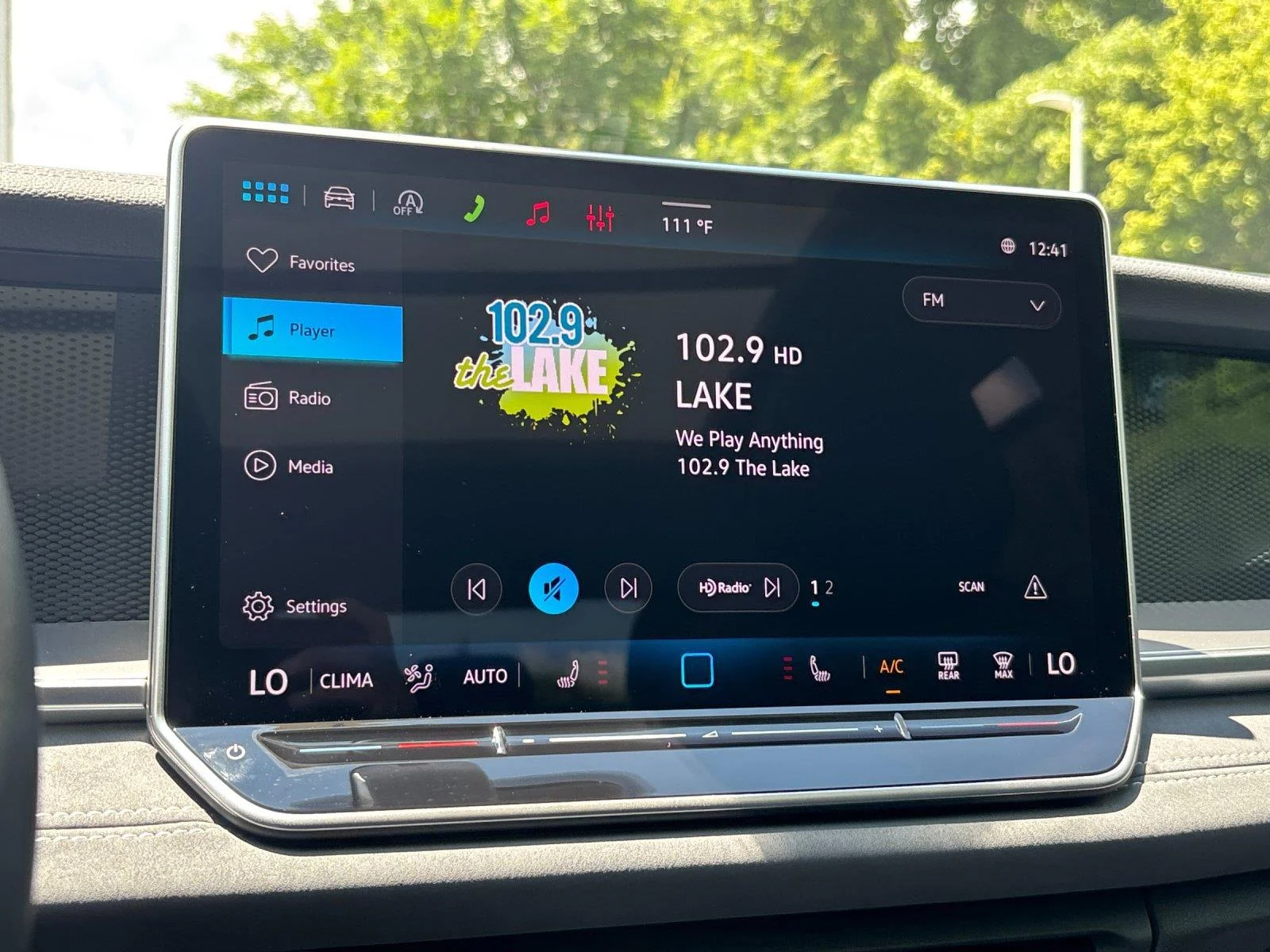 New 2026 platinum gray metallic Volkswagen SE image 24