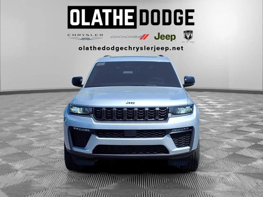 New 2026 Silver Zynith Exterior Paint Jeep Limited image 31