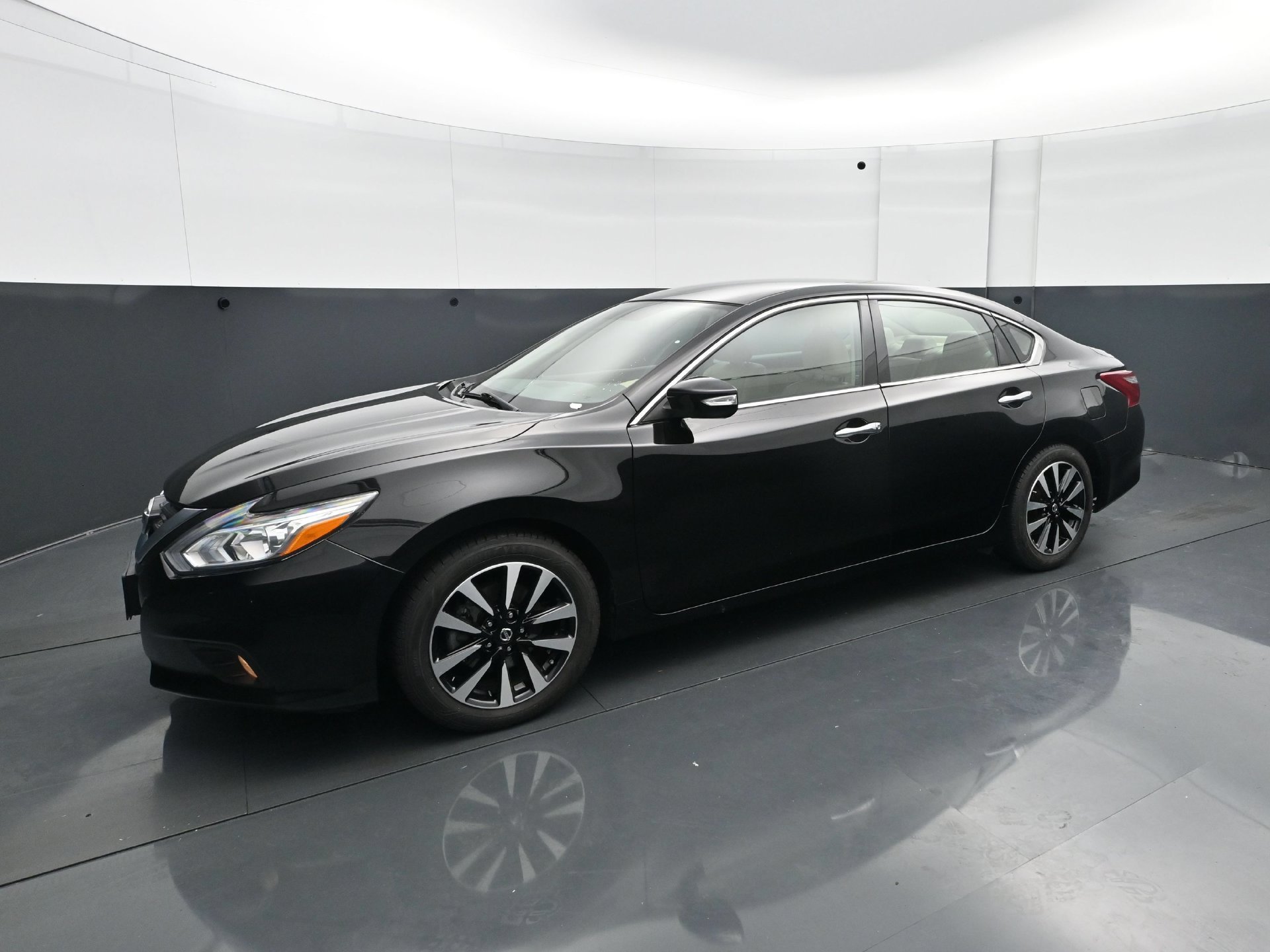 Used 2018 Nissan Altima SL with VIN 1N4AL3AP9JC215780 for sale in Burnsville, Minnesota