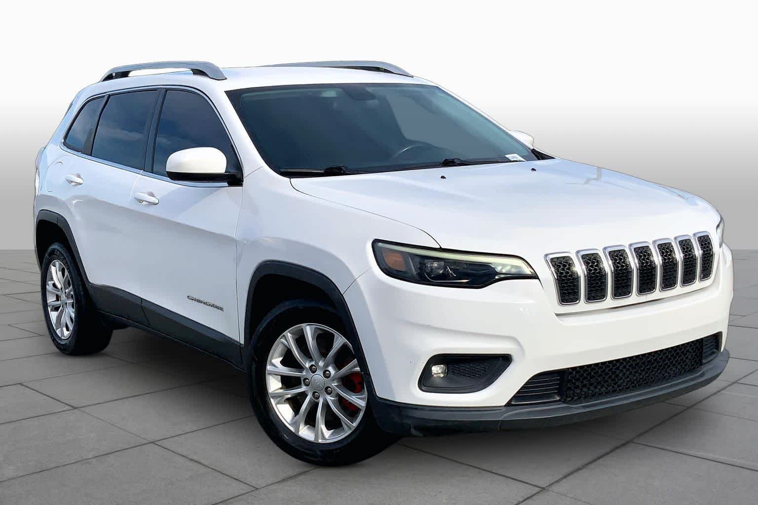 Used 2019 Bright White Clearcoat Jeep Latitude image 3