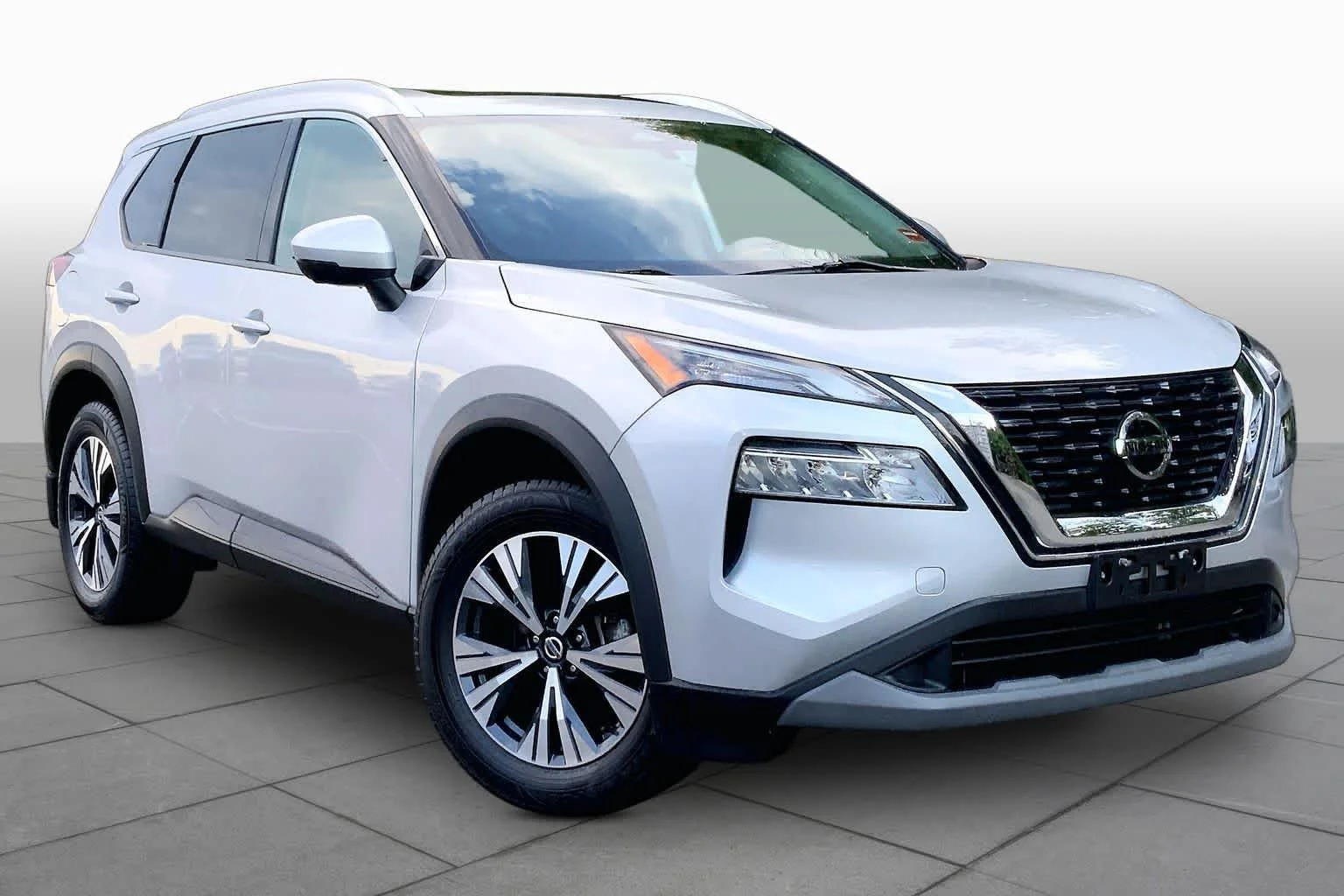 Used 2021 Brilliant Silver Metallic Nissan SV image 3