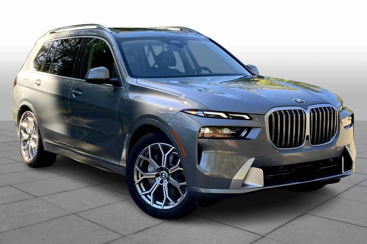 Used 2026 Skyscraper Grey Metallic BMW xDrive40i image 2