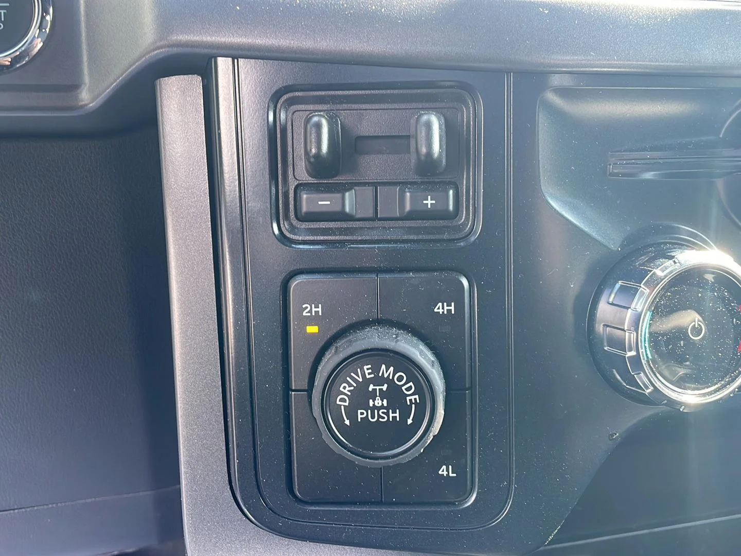 New 2026 Carbonized Gray Metallic Ford XLT image 22