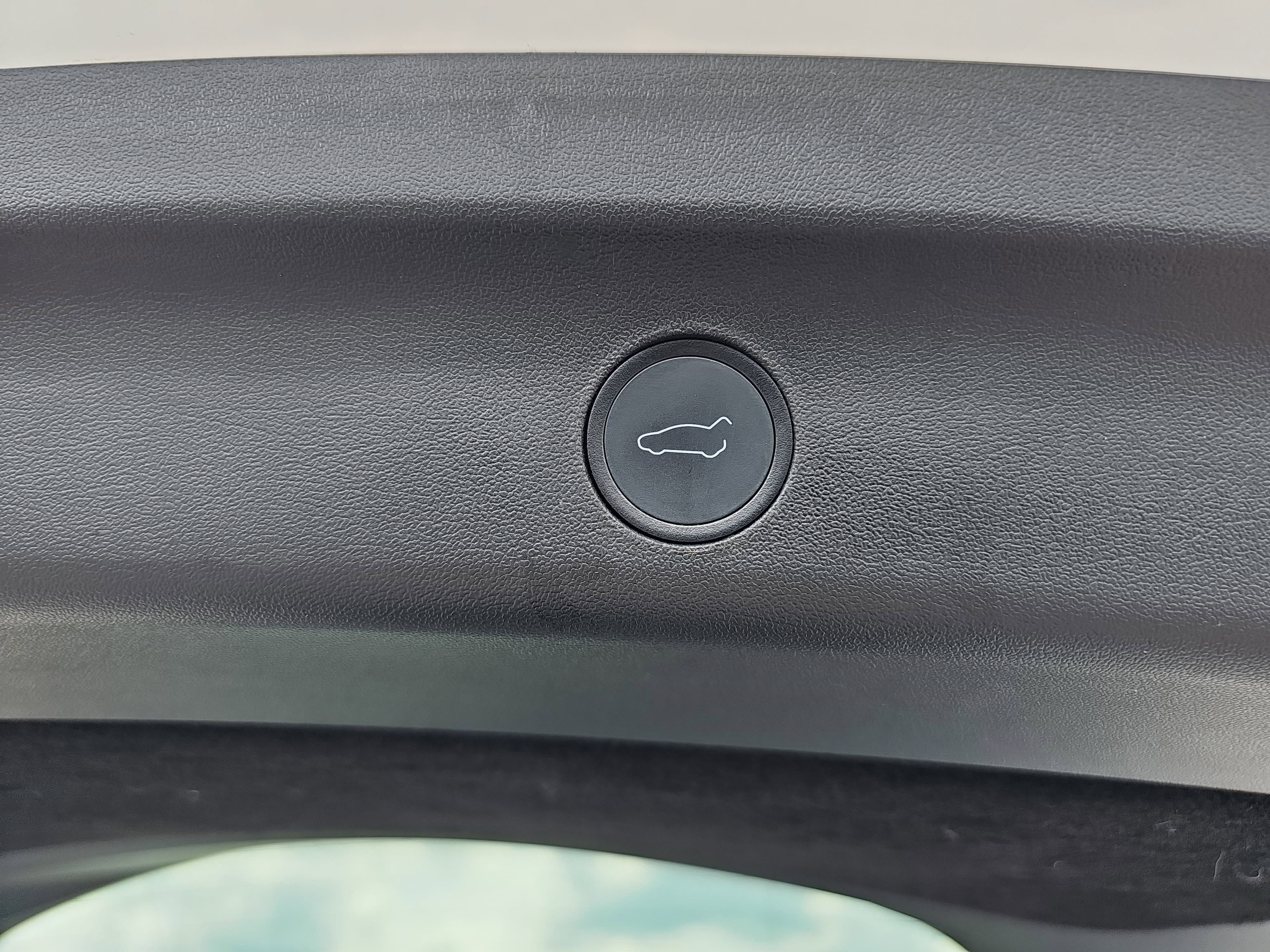 Used 2022  Tesla Long Range image 32
