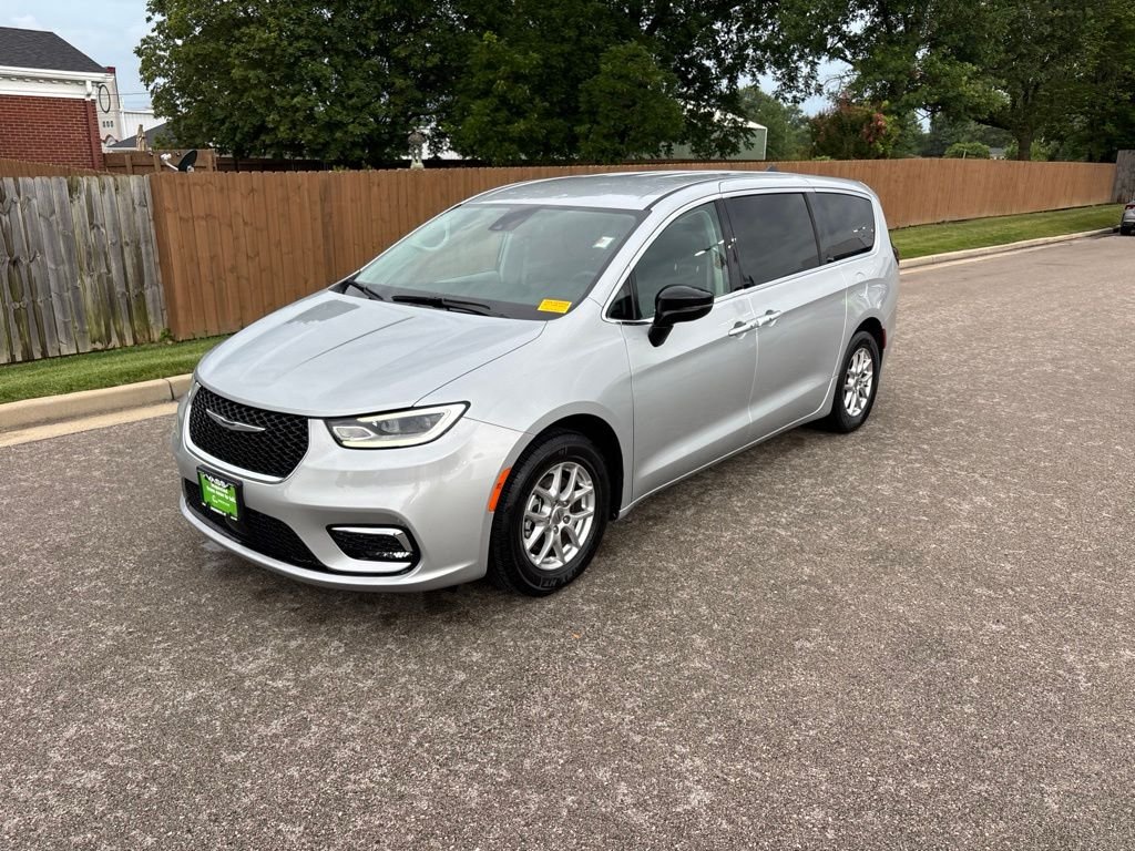 2024 Chrysler Pacifica Touring L's photo