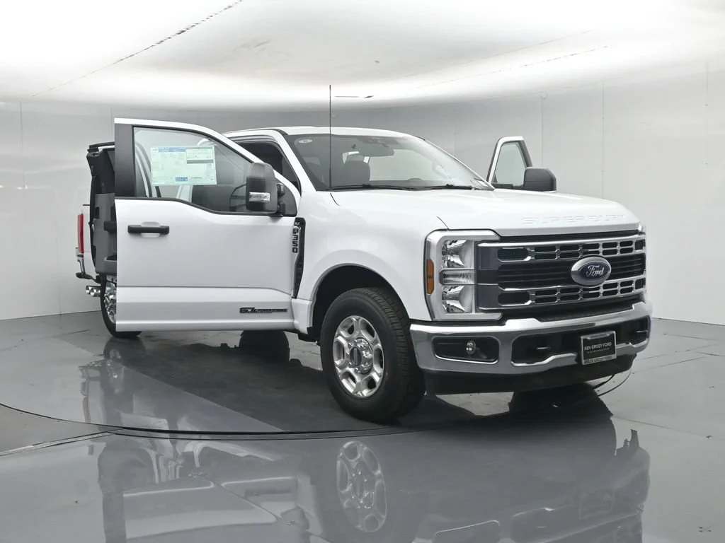 New 2026 Oxford White Ford XLT image 31