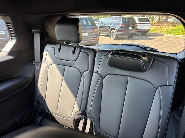New 2026 Diamond Black Crystal Pearl-Coat Exterior Paint Jeep Limited image 9