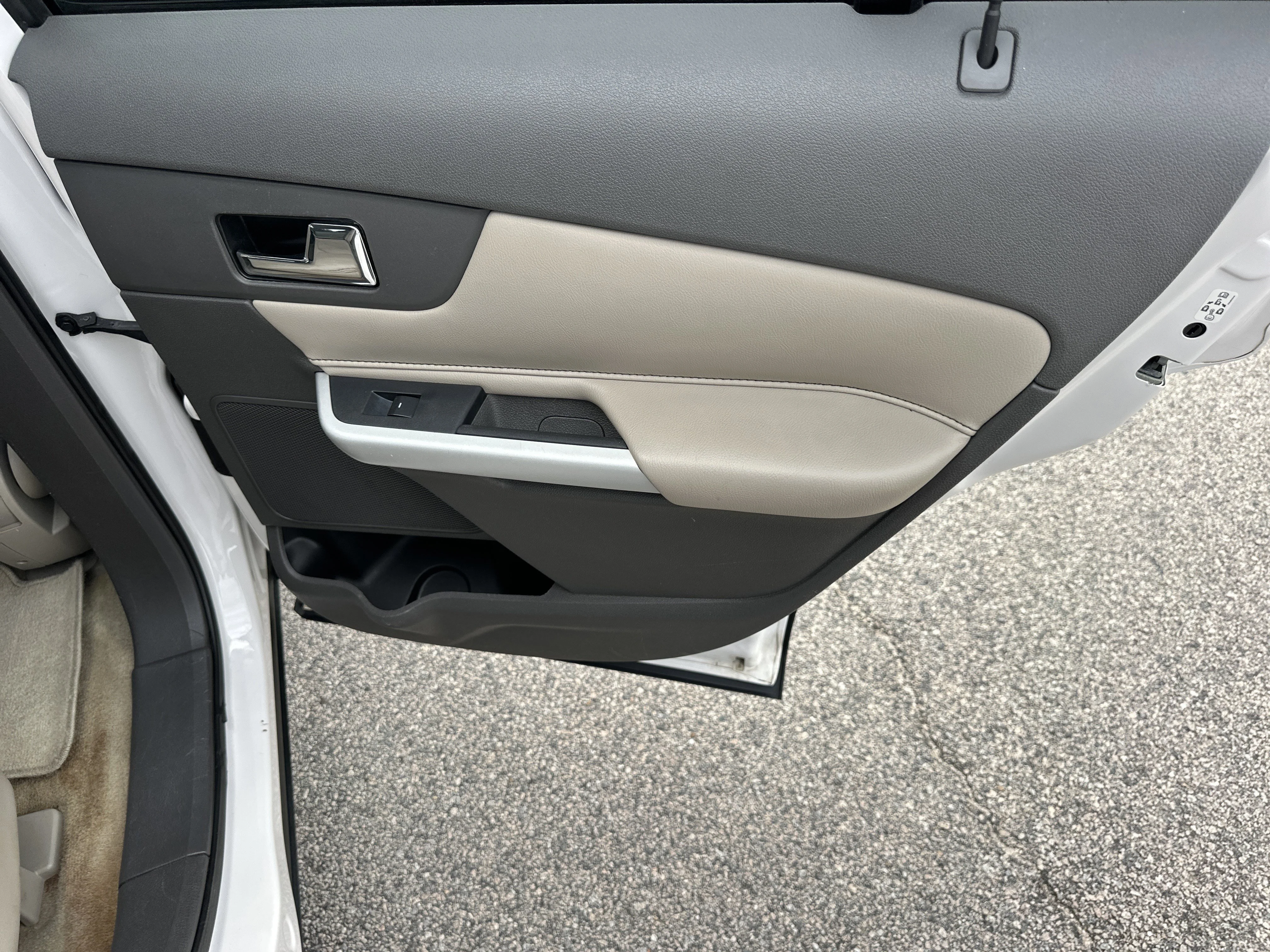 Used 2011 White Platinum Metallic Tri-Coat Ford SEL image 16