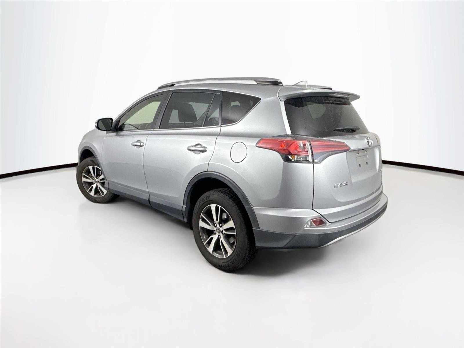 Used 2018 Silver Sky Metallic Toyota XLE image 8