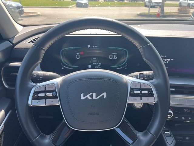 Used 2025 Silver Kia S image 48