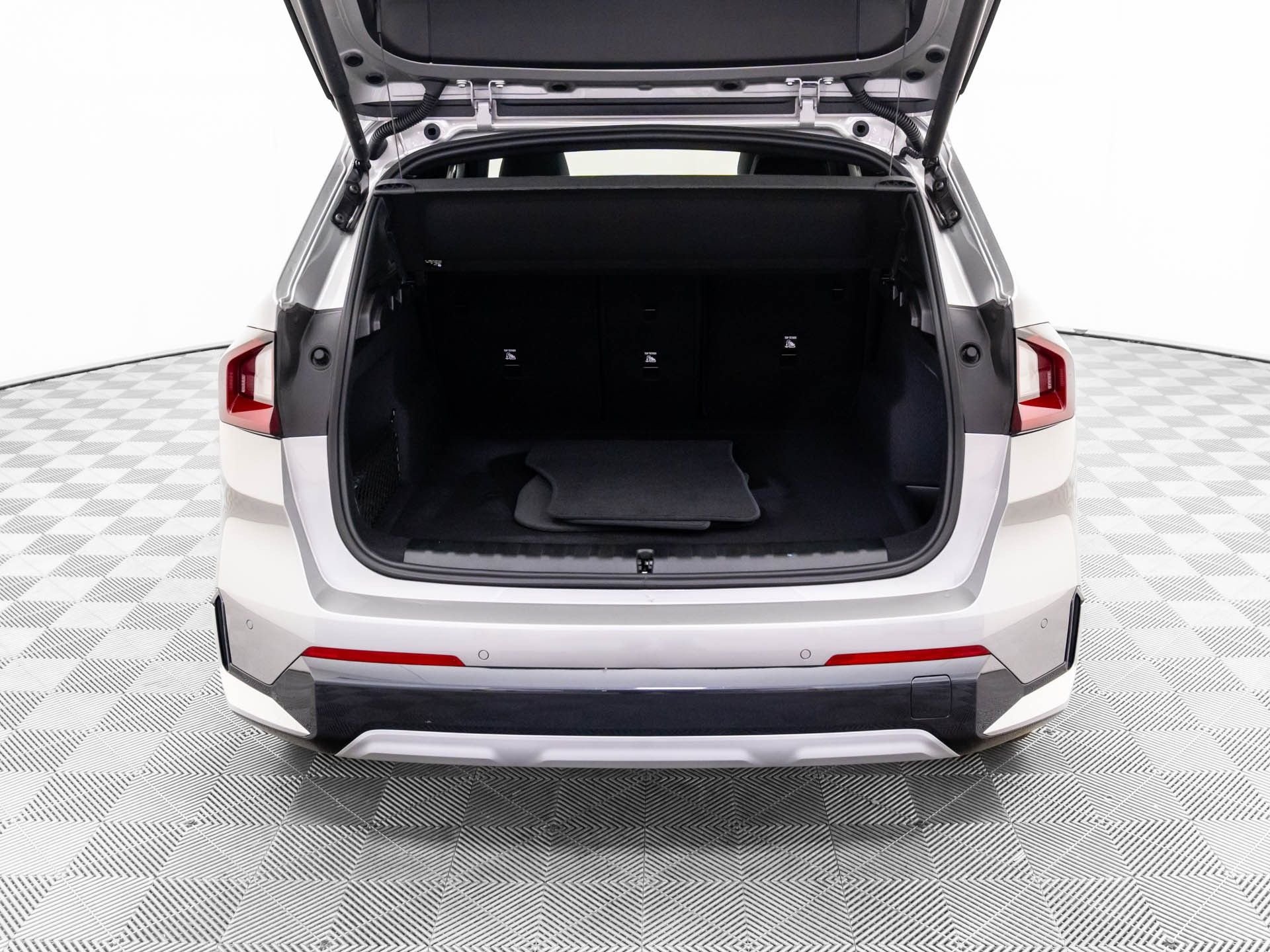 New 2026 Space Silver Metallic BMW xDrive28i image 34