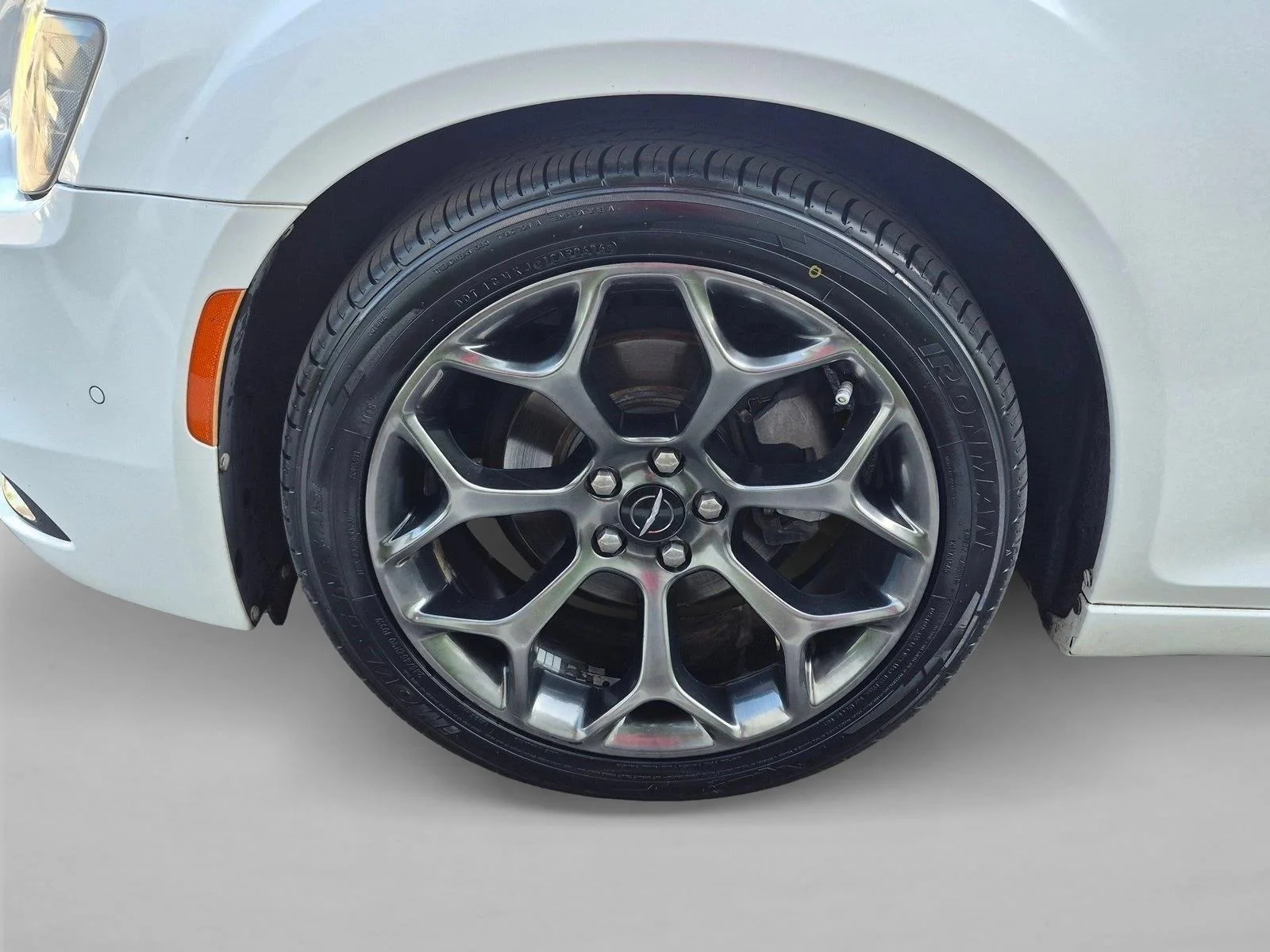 Used 2015 White Chrysler 300S image 23