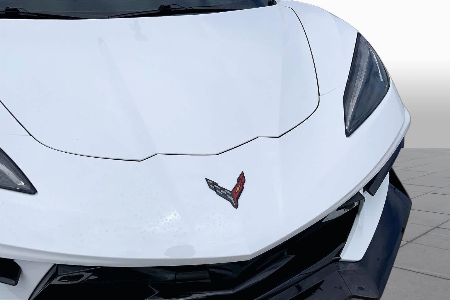 Used 2024 Arctic White Chevrolet 2LT image 25
