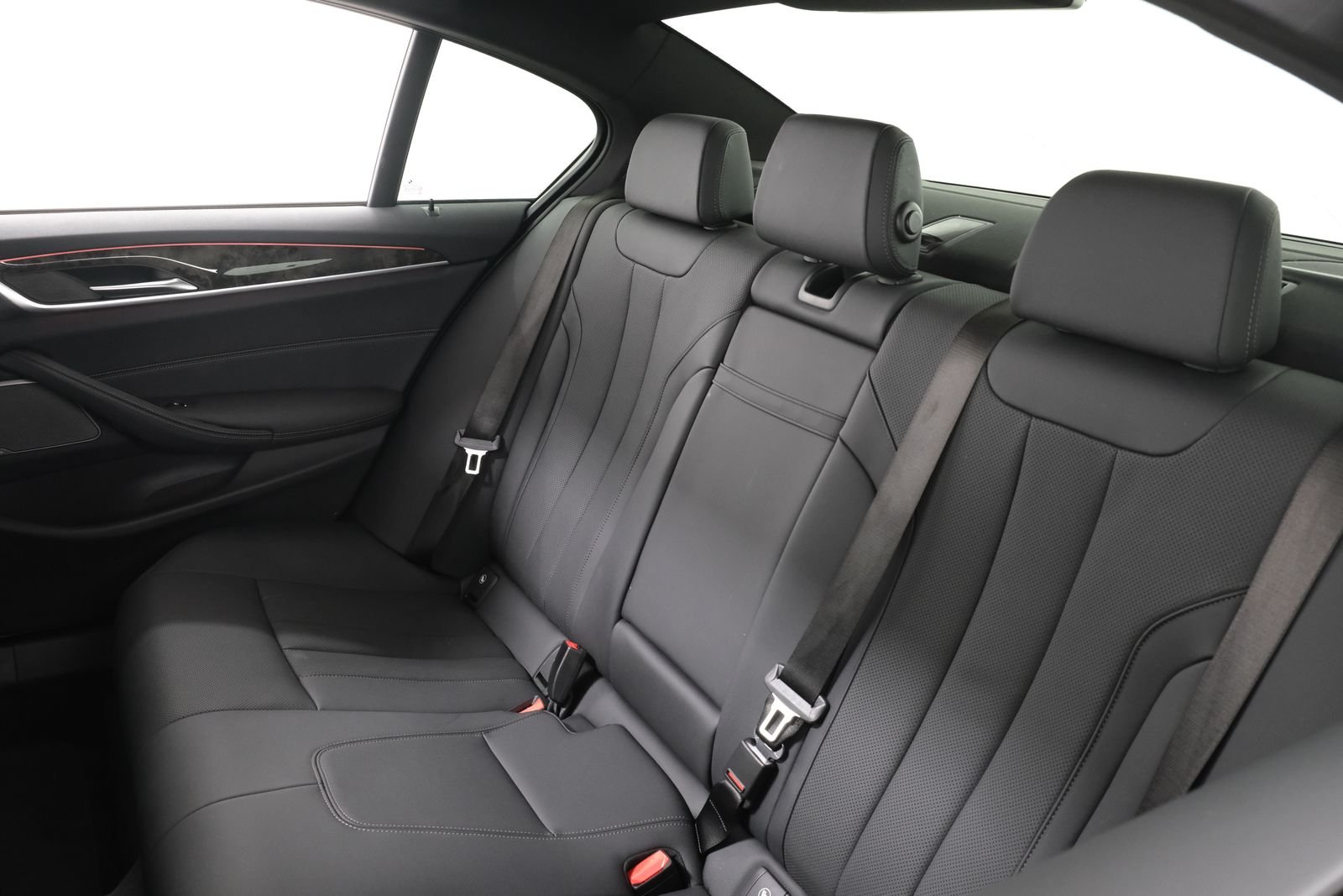 Used 2023 Black Sapphire Metallic BMW 540i xDrive image 34