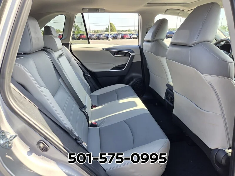 Used 2025 Silver Sky Metallic TOYOTA XLE PREMIUM FWD image 18