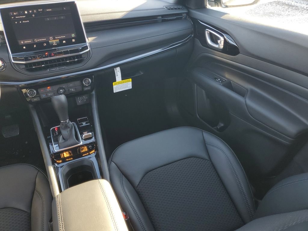 New 2026 Bright White Clearcoat Jeep Latitude image 14