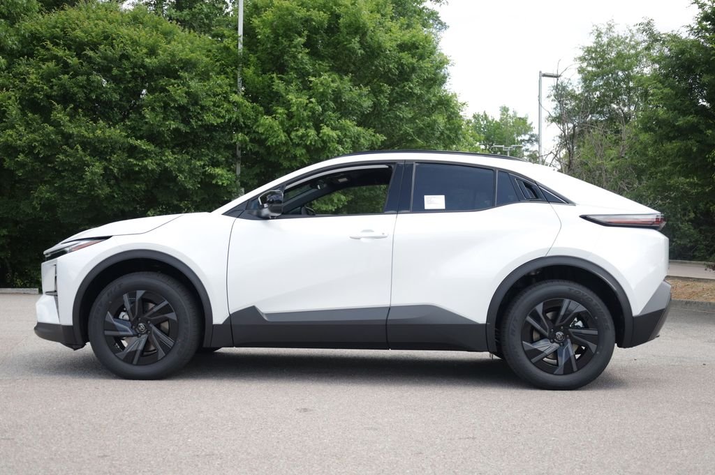 New 2026 Wind Chill Pearl <sup>1</sup> Toyota  SE image 2