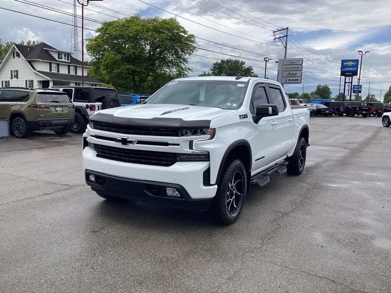 Used 2022 Summit White Chevrolet RST image 3