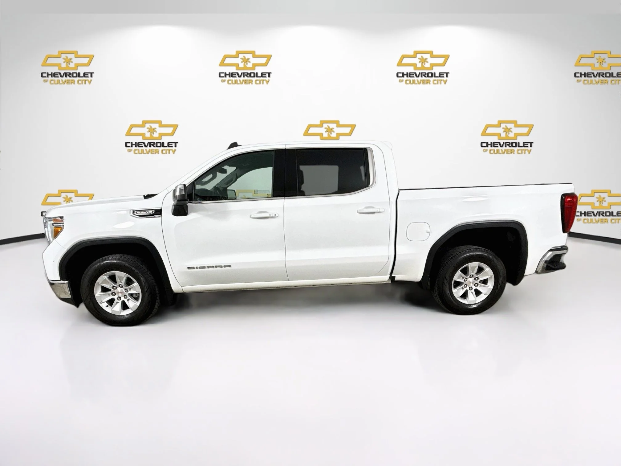 Used 2020 SUMMIT WHITE GMC SLE image 5