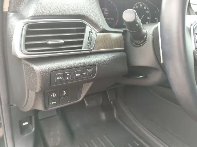 Used 2018  Honda Touring image 14
