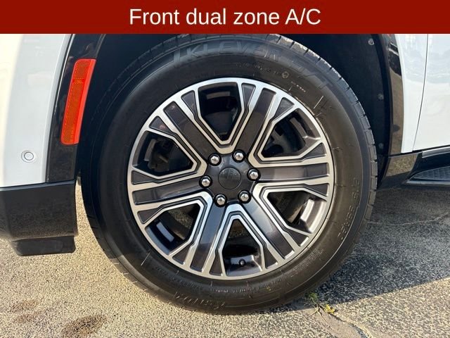 Used 2024 White Jeep Base image 10
