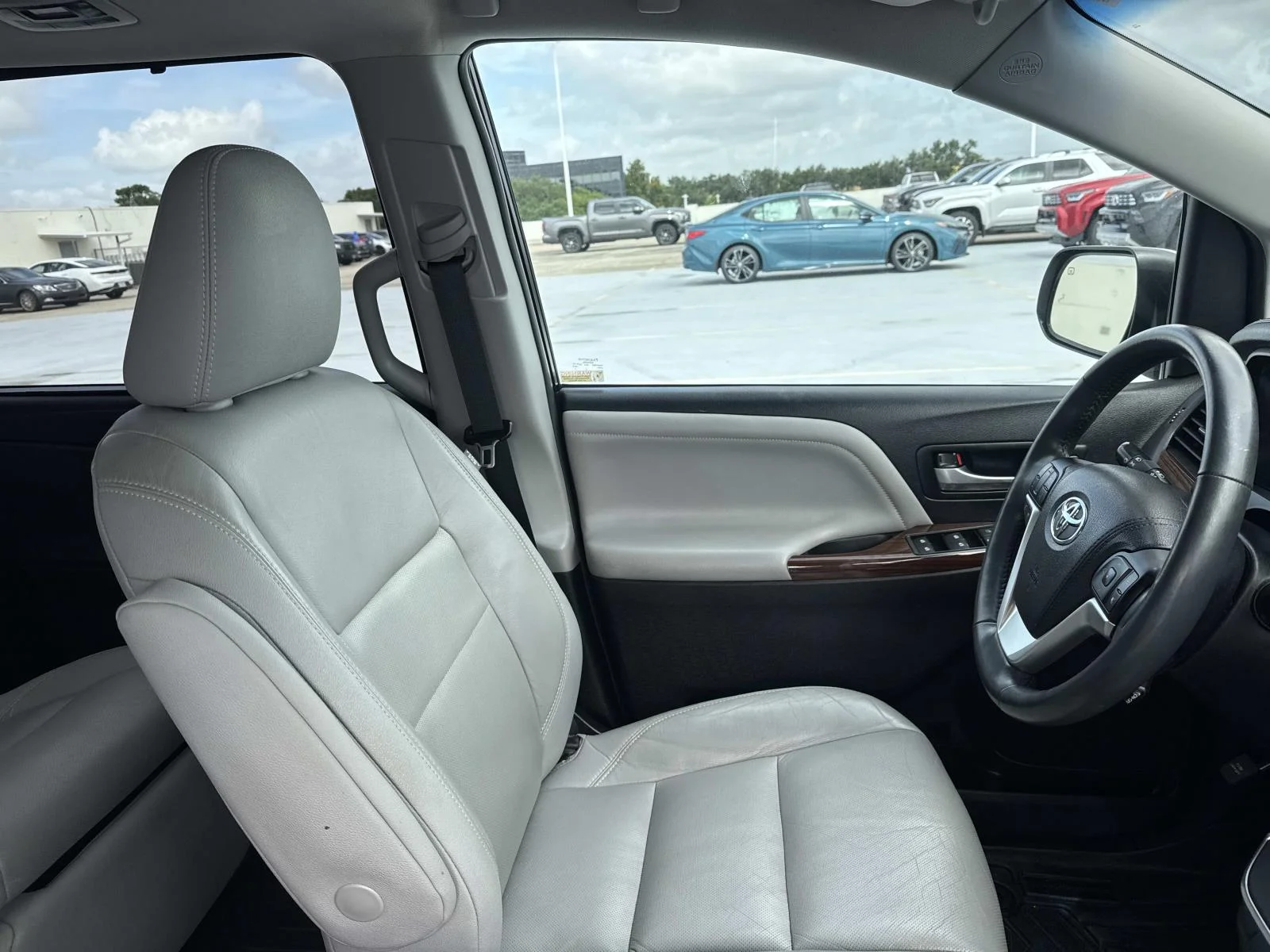Used 2017 Blizzard Pearl Toyota Limited 7-Passenger image 11