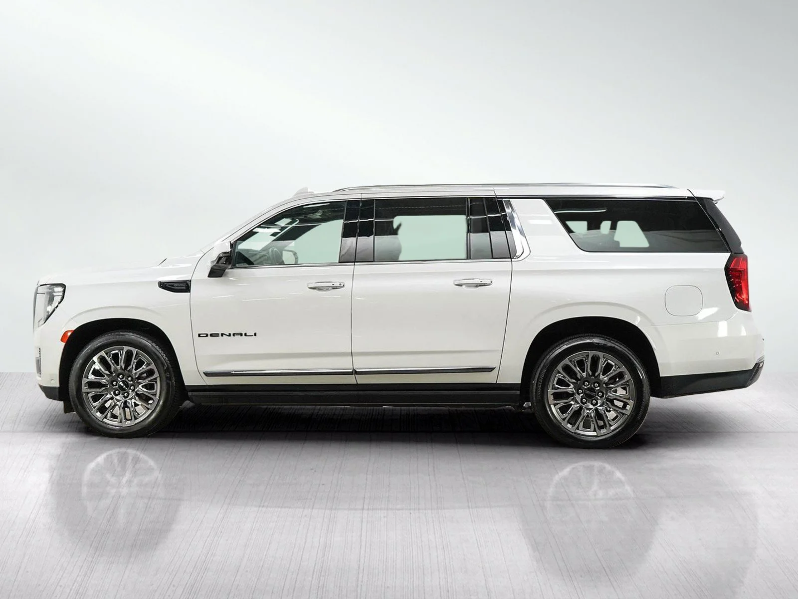 Used 2024 GMC Yukon XL Denali Ultimate with VIN 1GKS2KKT1RR242928 for sale in Bloomington, Minnesota