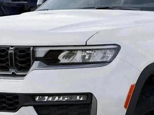 New 2027 Bright White Clear-Coat Paint Jeep Limited image 6
