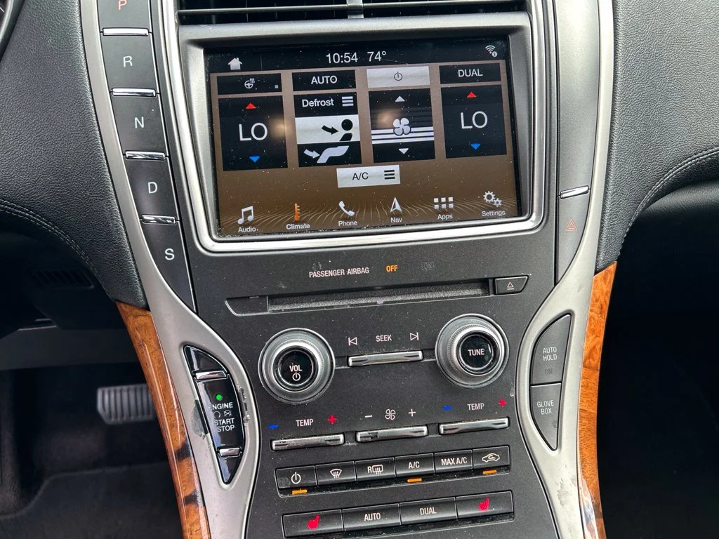Used 2016 Red Lincoln Select image 23