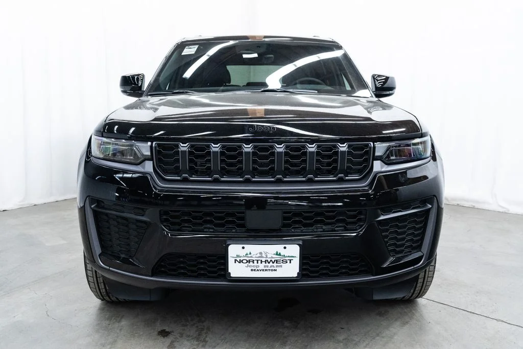 New 2026 Diamond Black Crystal Pearl-Coat Exterior Paint Jeep Altitude image 2