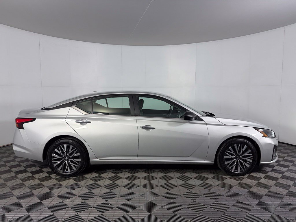 Used 2025 Silver Nissan 2.5 SV image 6