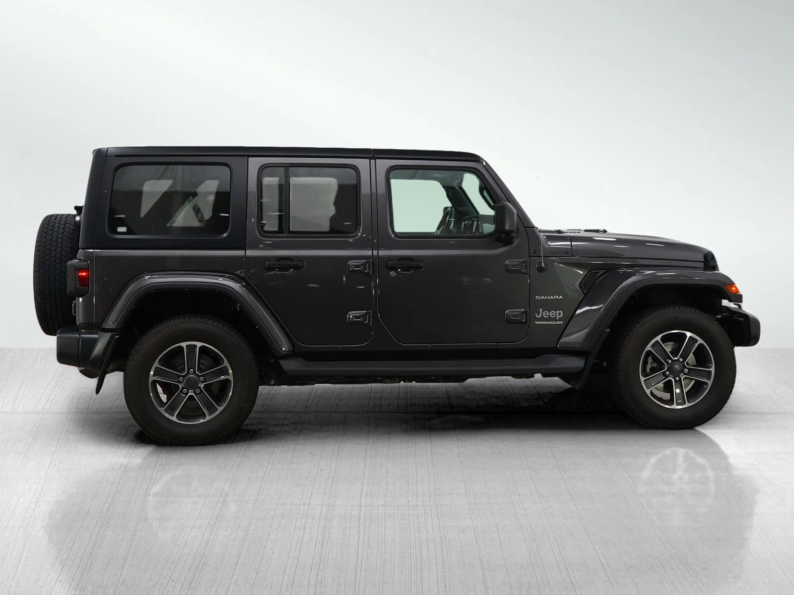 Used 2023 Granite Crystal Metallic Clearcoat Jeep Sahara image 6