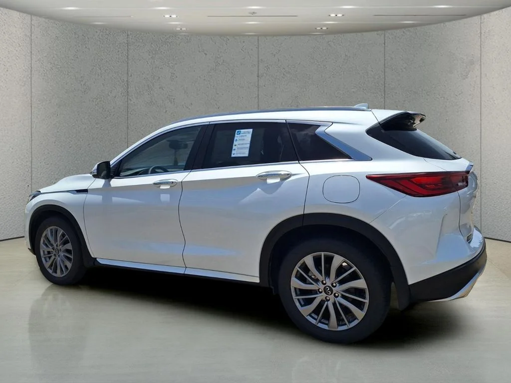 Used 2023 White INFINITI LUXE image 7