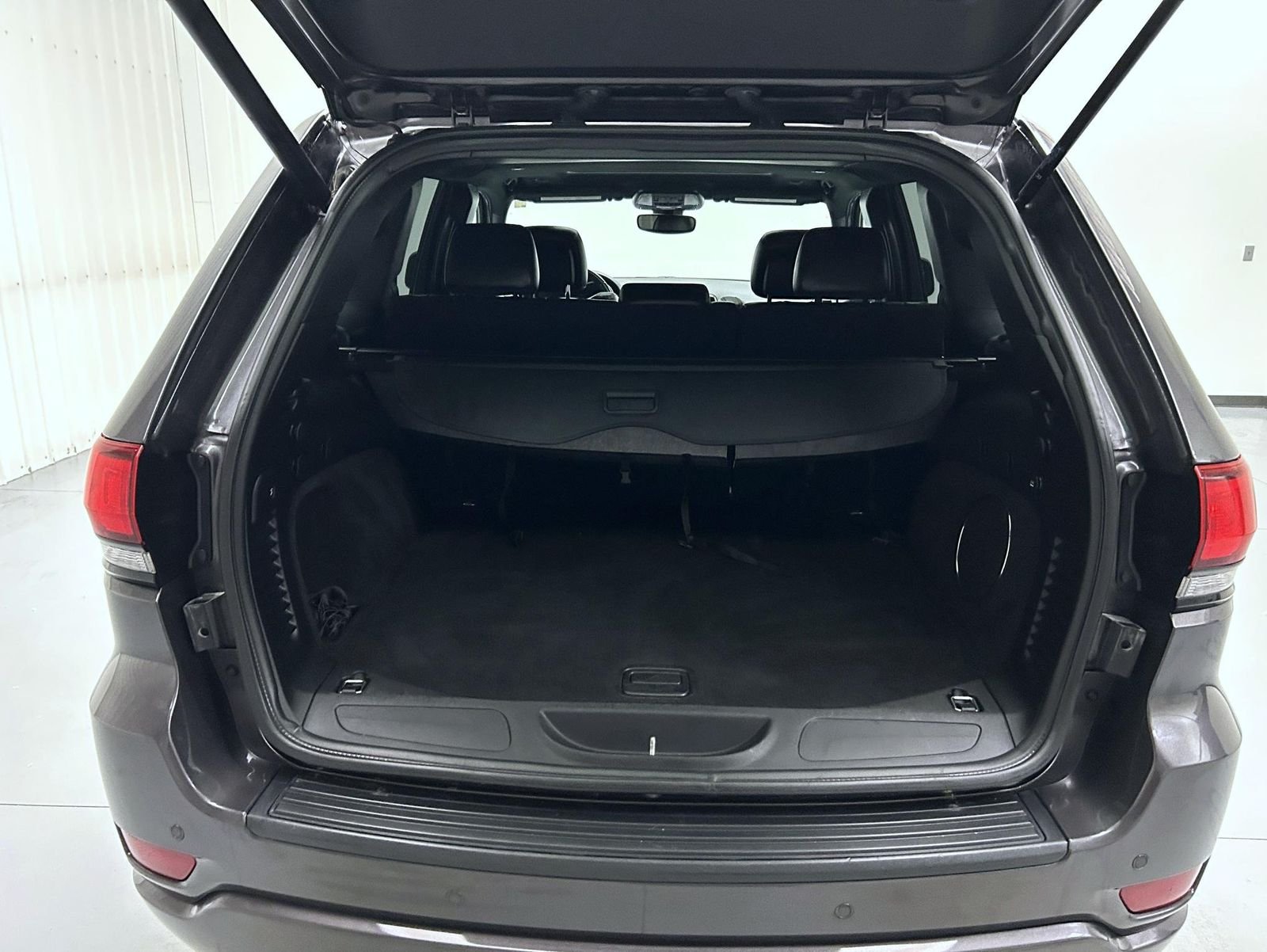 Used 2019 Gray Jeep Altitude image 21