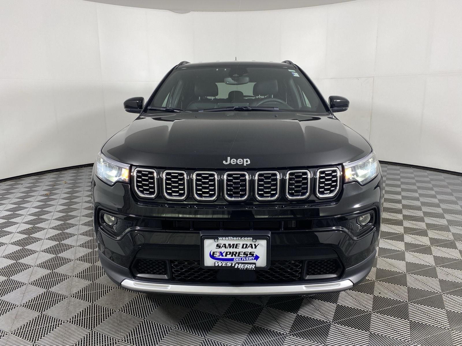 Used 2024 Diamond Black Crystal Pearlcoat Jeep Limited image 4