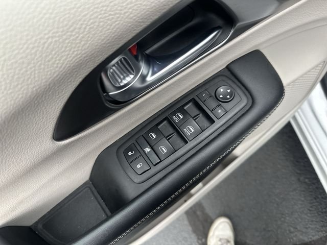 Used 2024 White Chrysler Select image 17