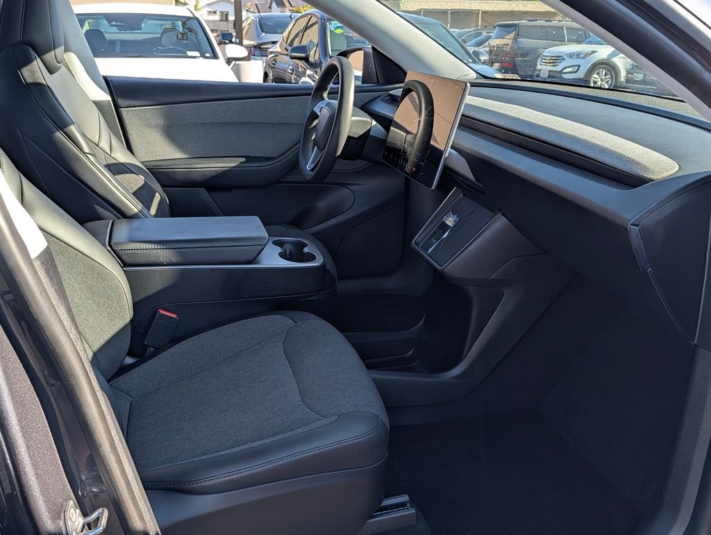 2026 Tesla Model Y Standard - Photo 9
