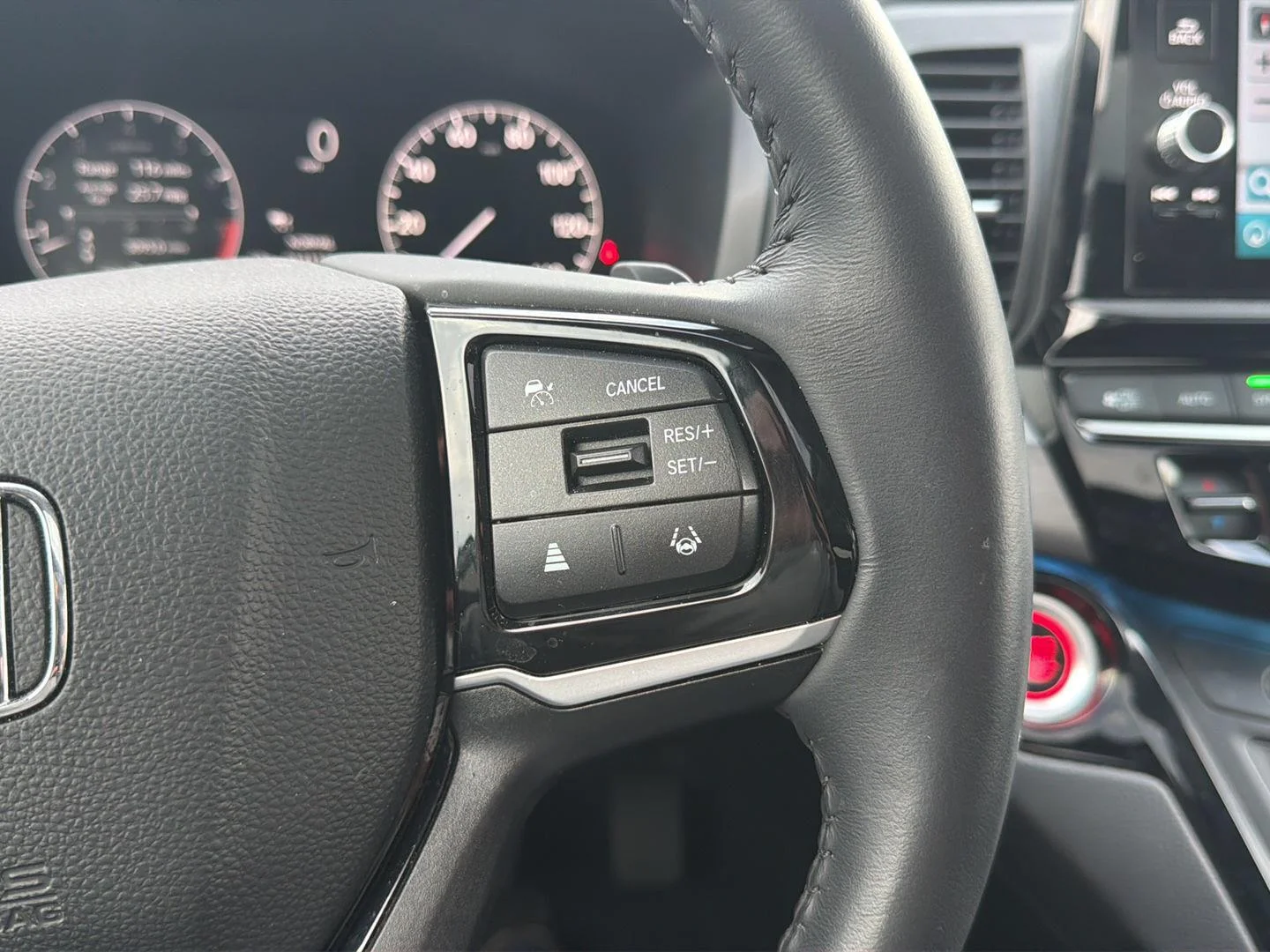 Used 2025 Sonic Gray Pearl Honda Touring image 19