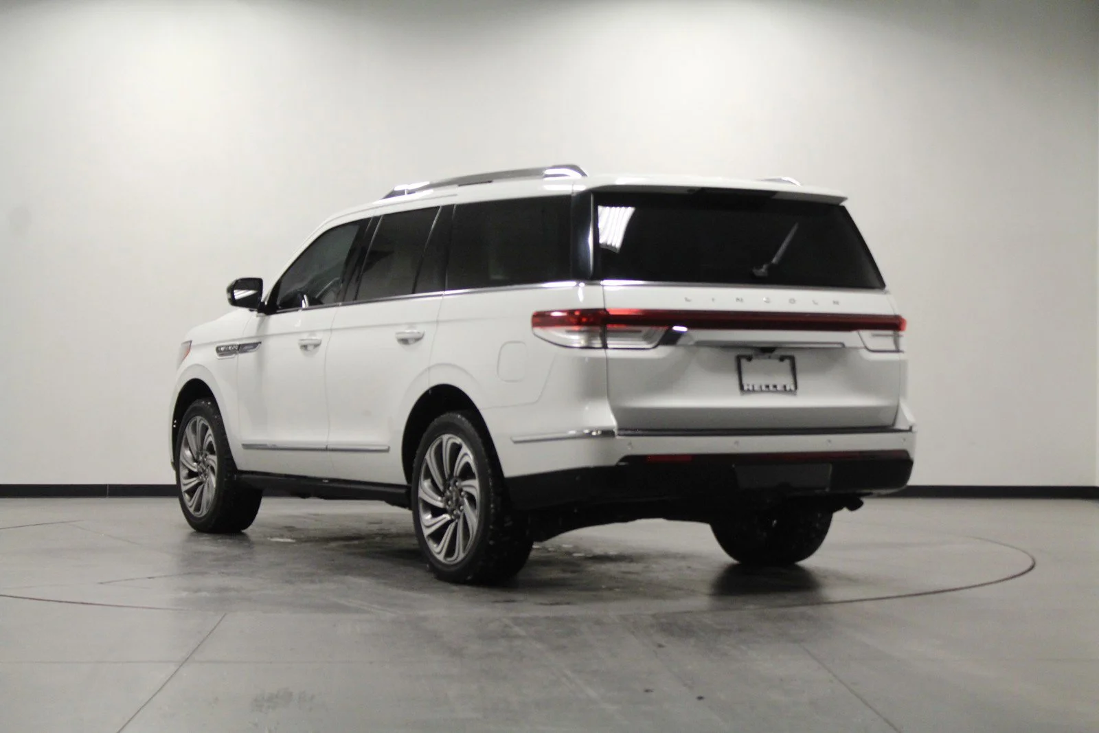Used 2022 Pristine White Metallic Tri-Coat Lincoln Reserve image 6
