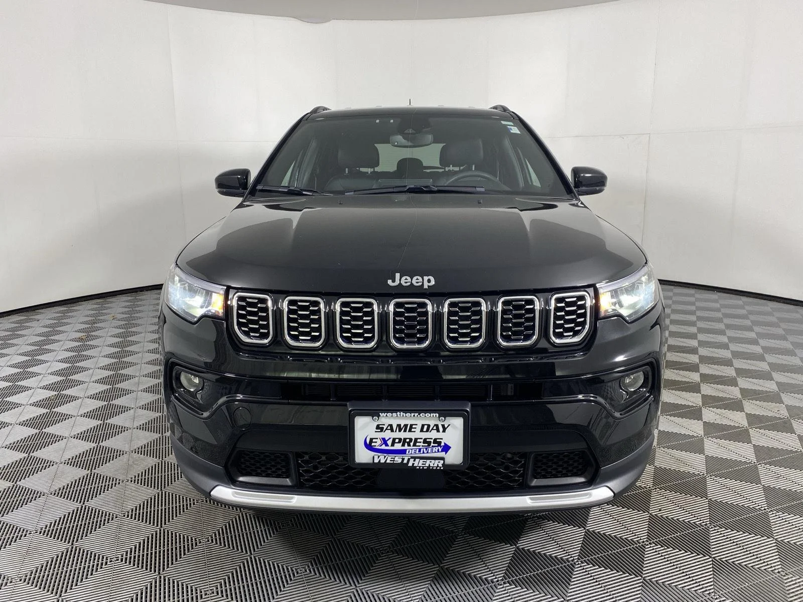 Used 2024 Diamond Black Crystal Pearlcoat Jeep Limited image 4