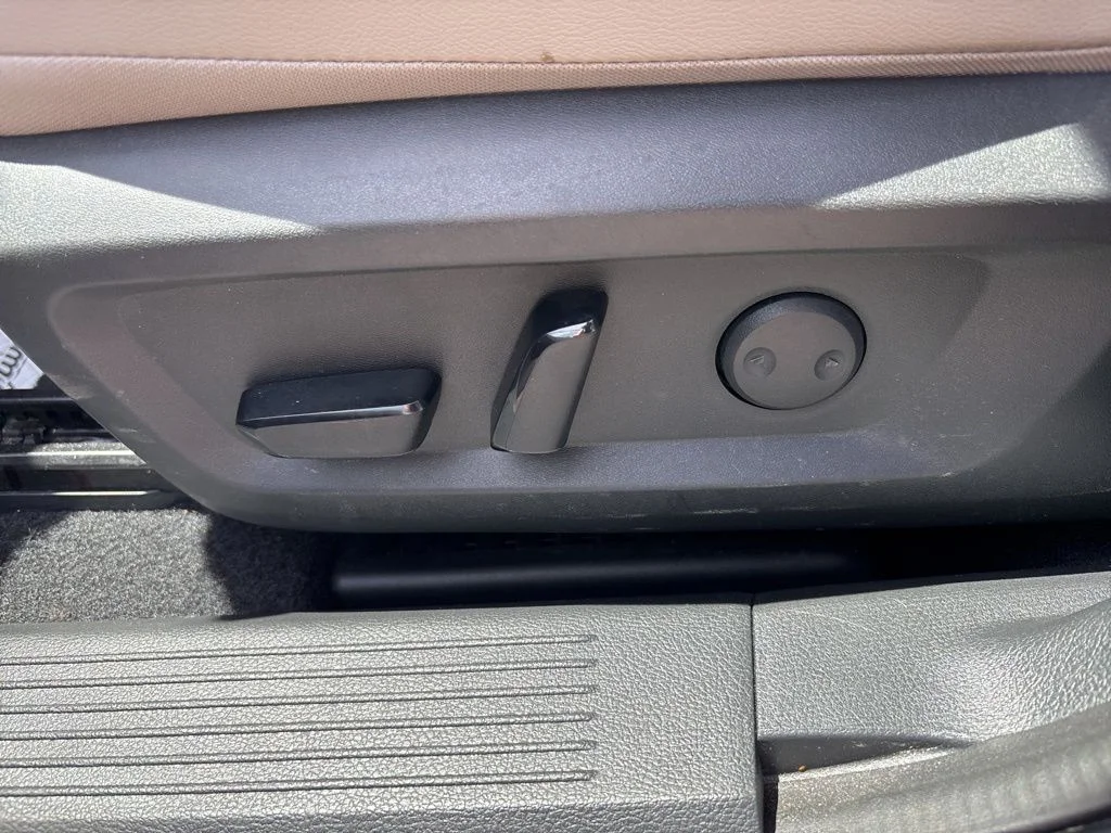 Used 2021 White Nissan SL image 14