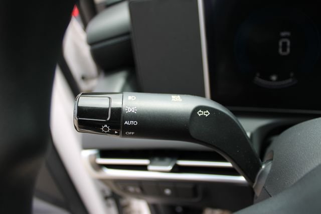 Used 2025 White Pearl Hyundai SE image 4