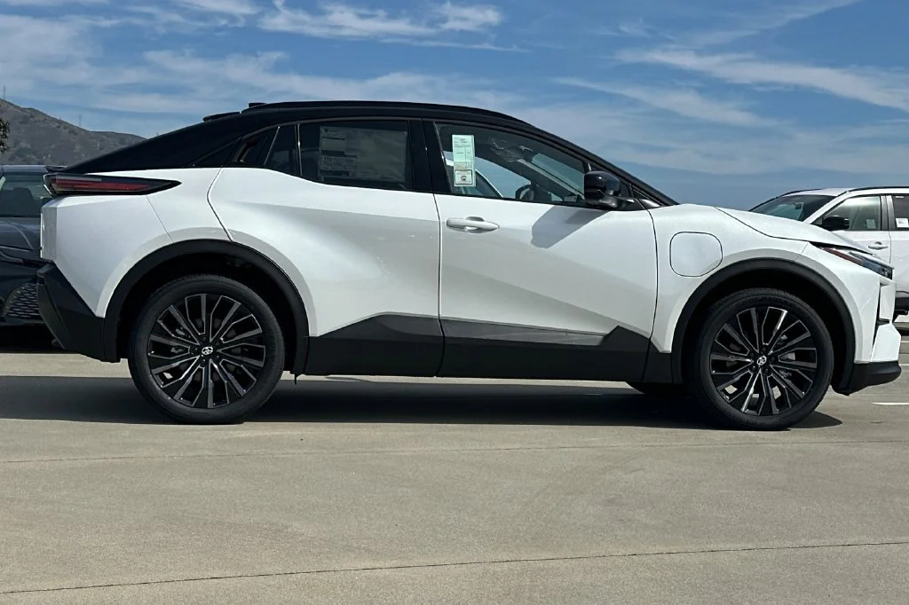 New 2027 Wind Chill Pearl with Midnight Black Metallic roof <sup>1</sup> Toyota  XSE image 3